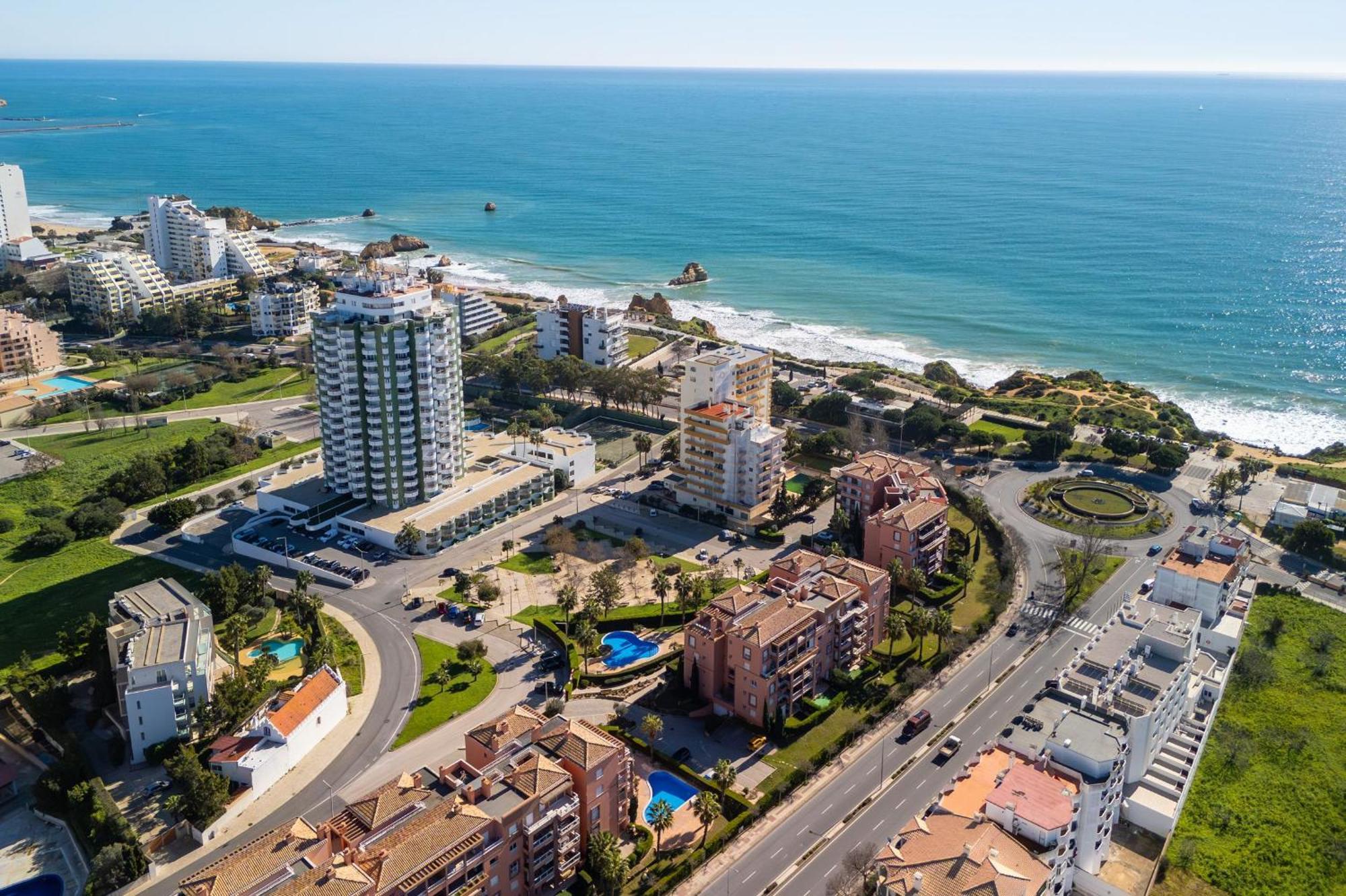 Serene Ocean 1 Bdr Apartment With Patio By Lovelystay بورتيماو المظهر الخارجي الصورة